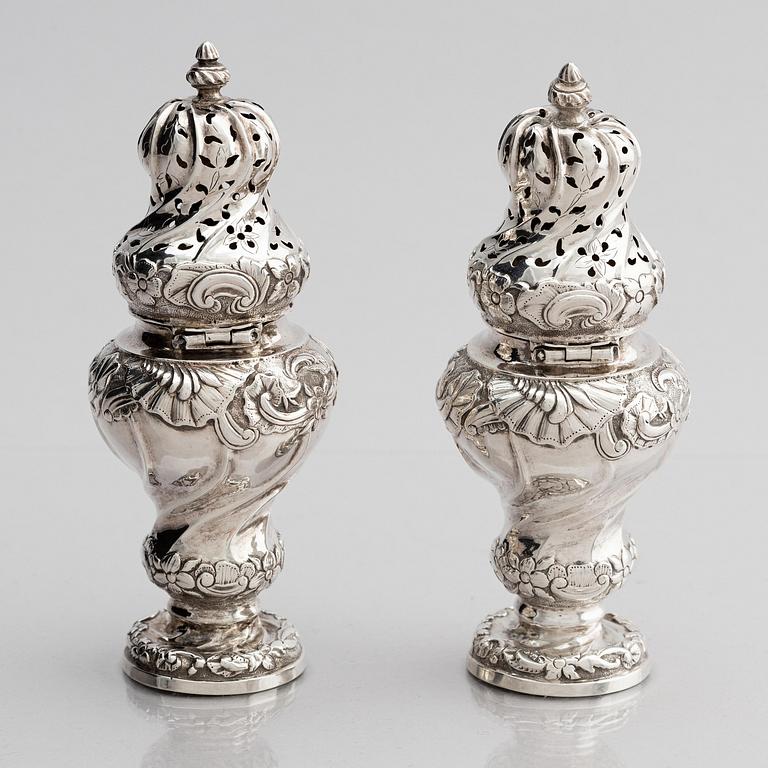 Johan Wennerwall, kryddbössor, ett par, silver, Göteborg 1756. Rokoko.