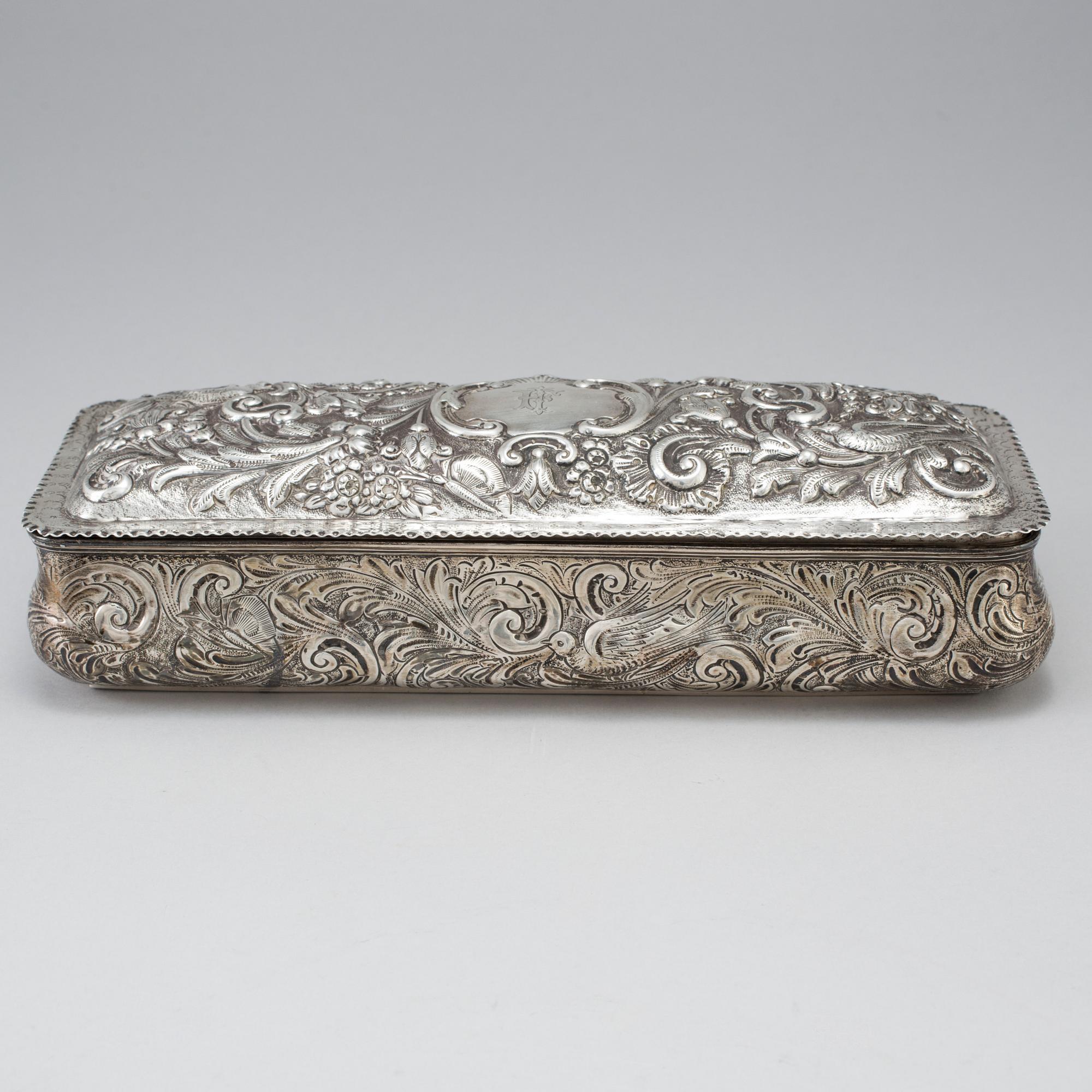 AN ENGLISH VICTORIAN SILVER BOX, London 1887. Weight with loose bottom ca 630 g.