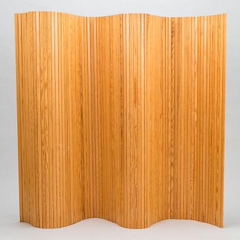 ALVAR AALTO, A late 20th century screen for Artek, Finland. Circa 150x200 cm.