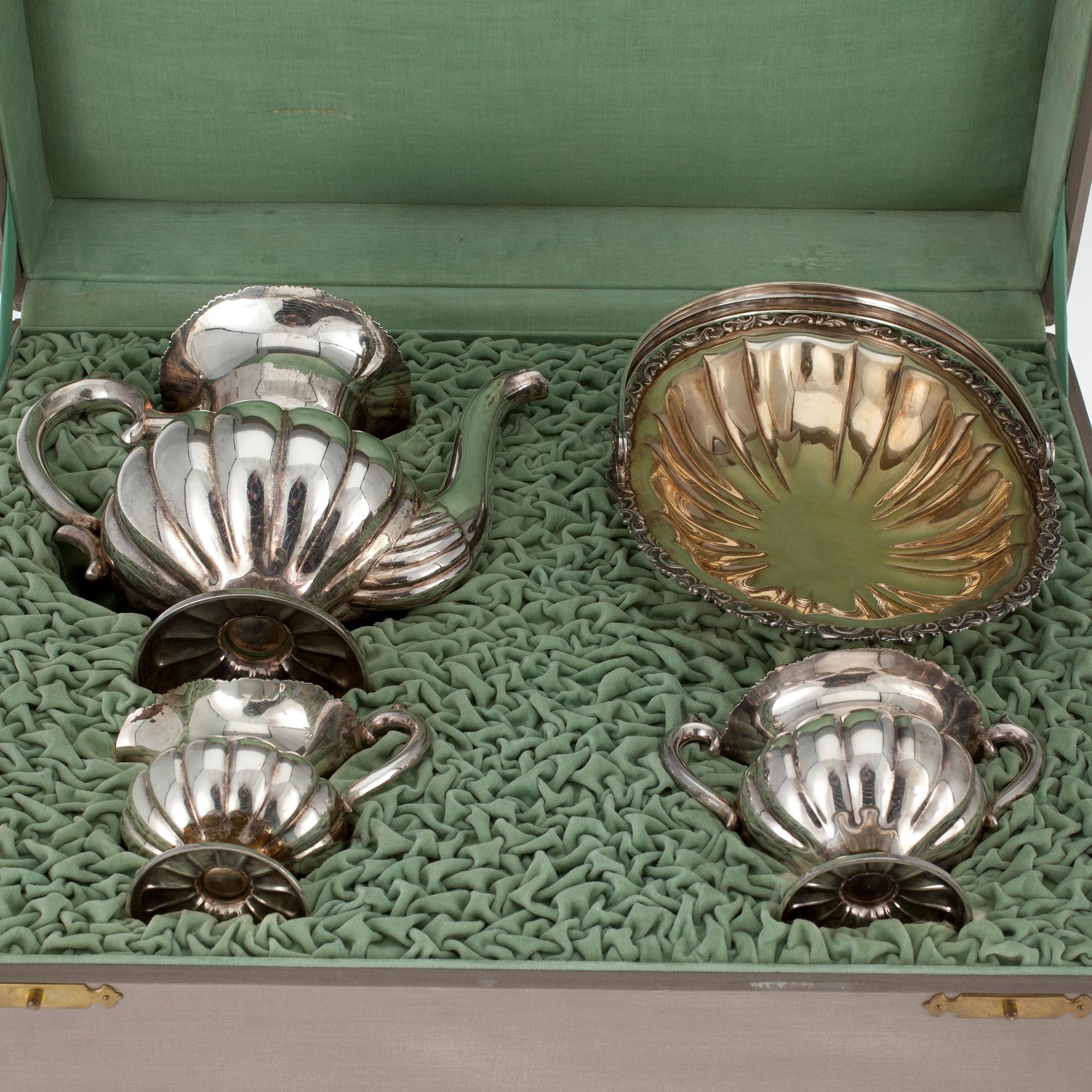 KAFFESERVIS, 4 delar i ursprunglig förvaringslåda. 813 silver. Finska Guldsmeds Ab, Helsingfors 1937. Silvervikt 1650 g.