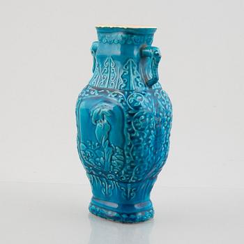 A Chinese turquoise glazed porcelain vase, late Qing dynasty / early 20th century.