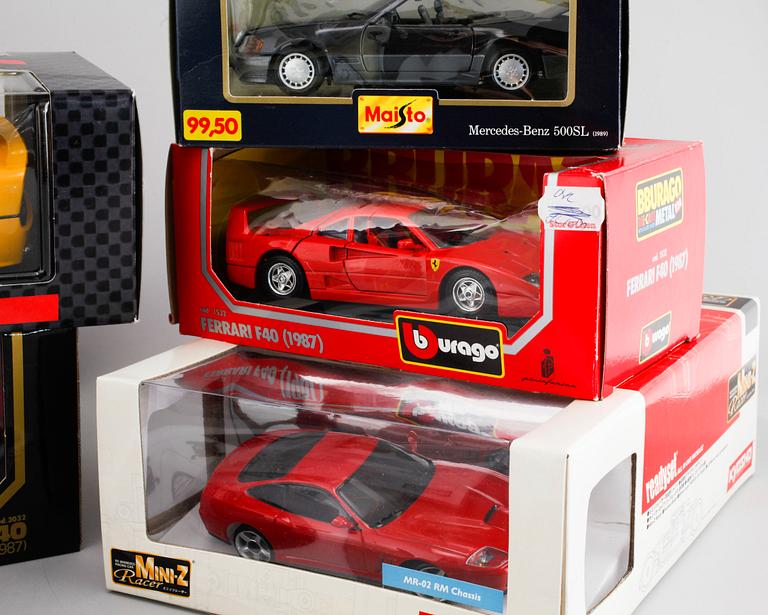 LEKSAKSBILAR, 7 delar, bl.a Kyosho radiostyrd Ferrari, 1900-talets andra hälft.
