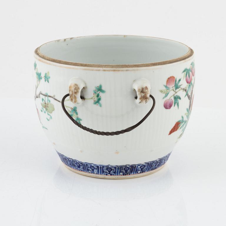 A porcelain bowl, China, 19th century.