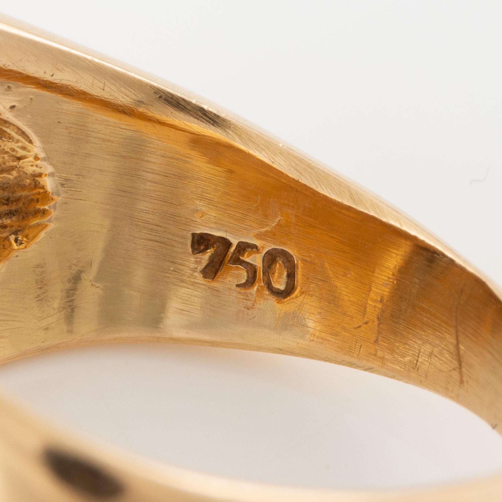 Ring in 18K gold set with brilliant-cut diamonds.