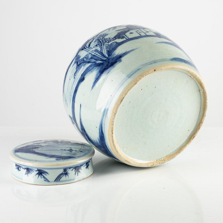 A blue and white porcelain ginger jar, China, 19th century.