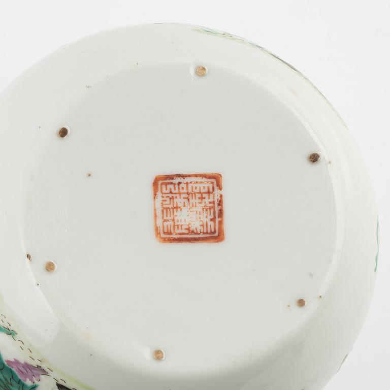 A set of four famille rose boxes with covers and a bowl, late Qing dynasty.