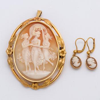 CAMÉ BROSCH och HÄNGE samt ÖRHÄNGEN, 18K guld, snäckcamé, 1926.