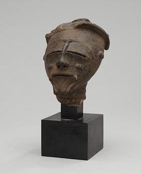 229. SCULPTURE, pottery. Hight 17 cm on a base. Akan, Ivory Coast, first half of the 20th century.