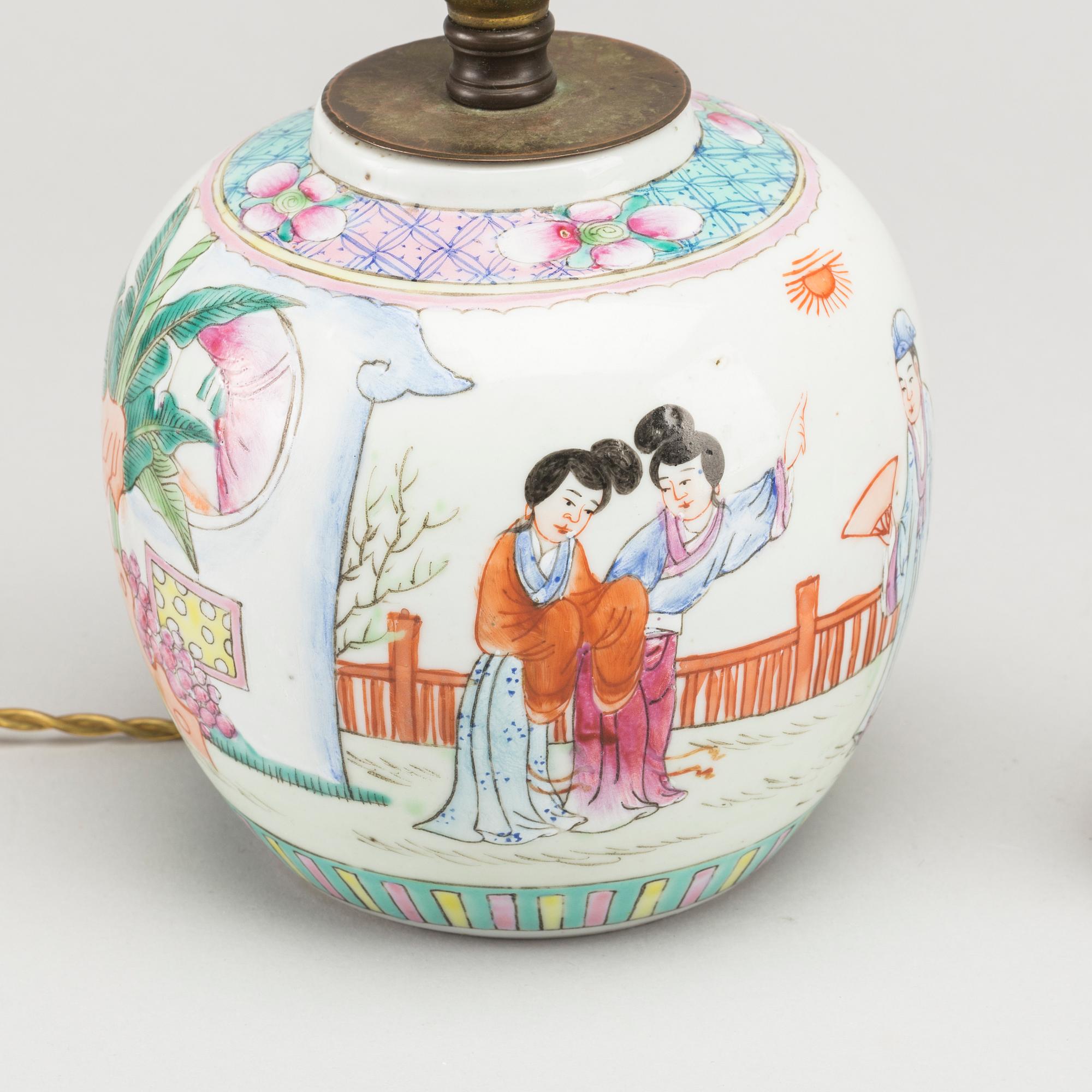 A SET OF 3 CHINESE PORCELAIN FROM THE 18/19TH CENTURY.