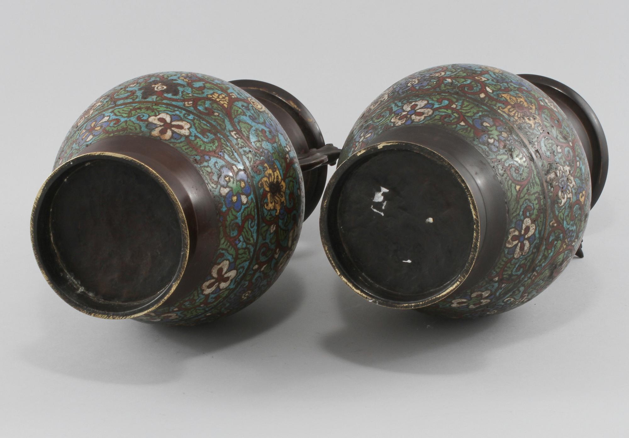 URNOR, ett par, cloisonné, orientaliska, 1900-tal.