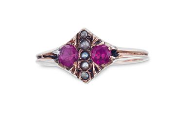 64. RING, 56 guld, rubiner samt pärlor, Ryssland 1900-talets början. Tot. vikt ca 2,3 g.