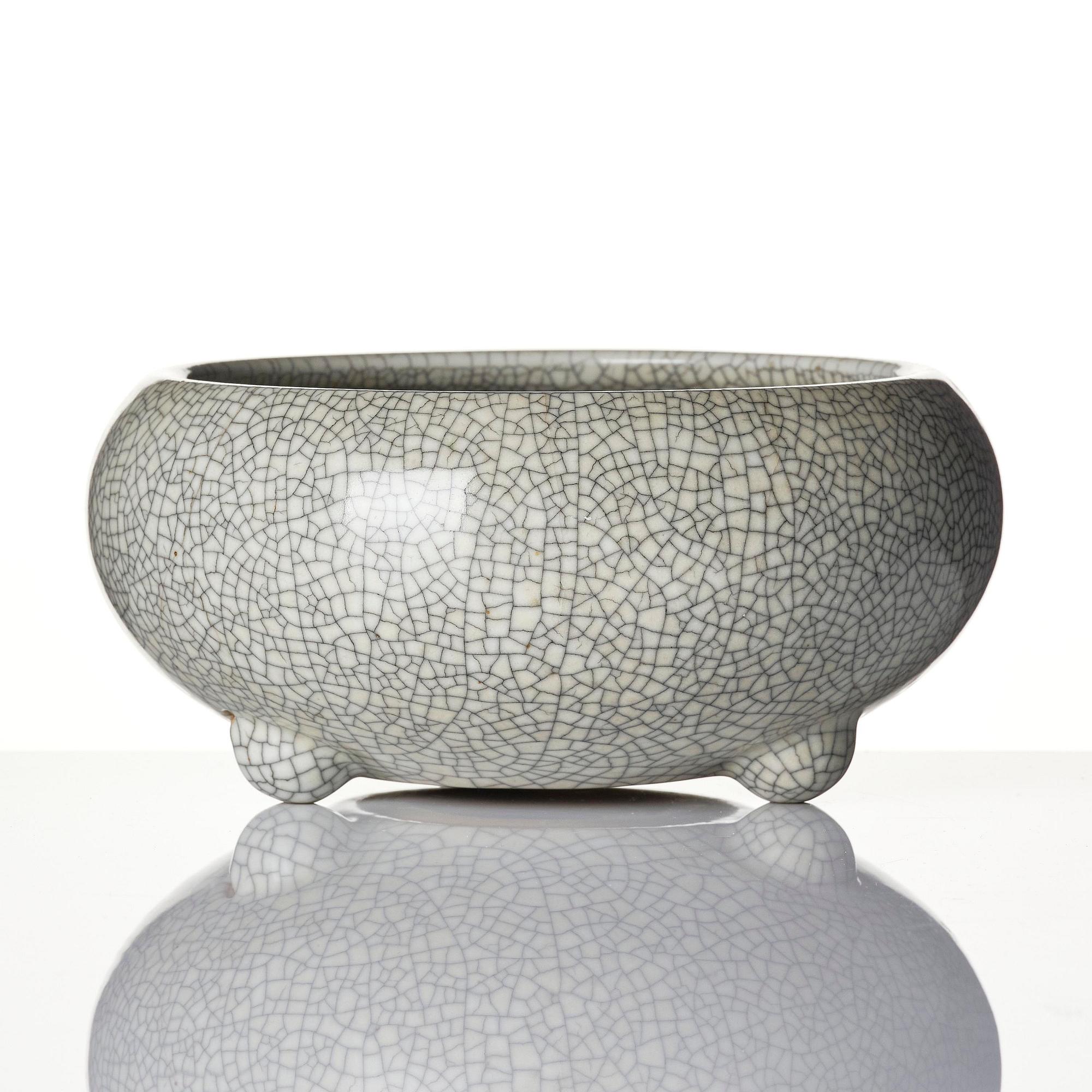 A Chinese ge-glazed censer, Qing dynasty.