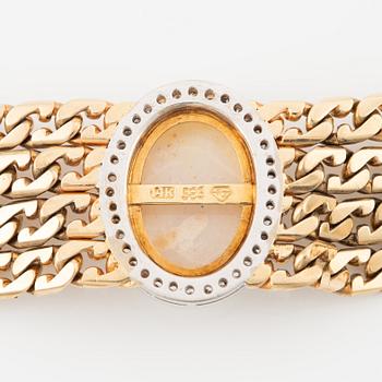 Necklace 14K gold with an opal and round brilliant-cut diamonds.