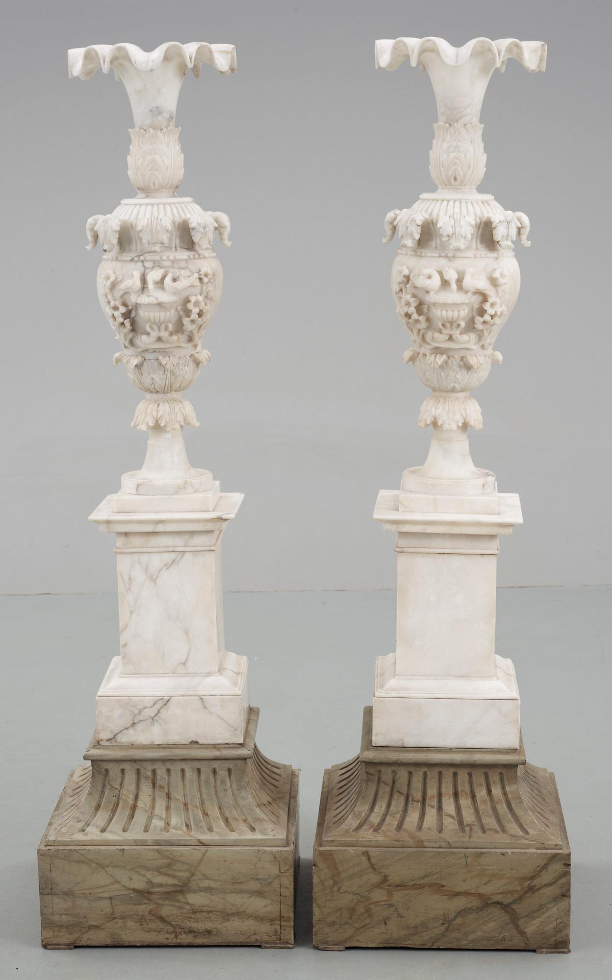 URNOR, ett par, alabaster, Italien, senare delen av 1800-talet.