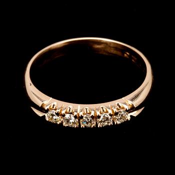 ALLIANSRING, guld 14K, 5 briljantslipade diamanter, J-I/S1 tot. 0,25 ct. Vikt 3,1 g.