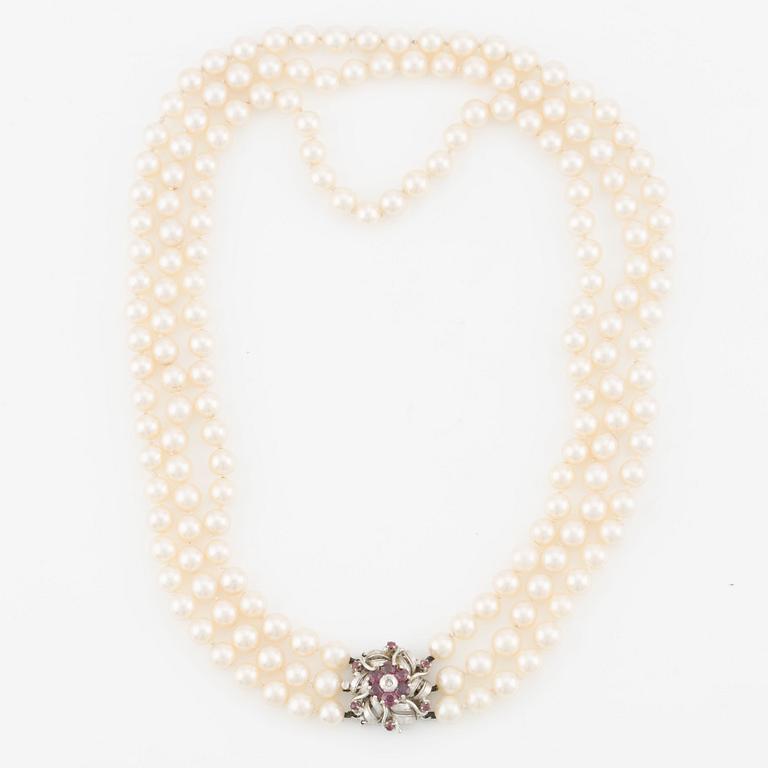 Collier, treradigt med odlade pärlor, lås 18K vitguld med rubiner och diamant.