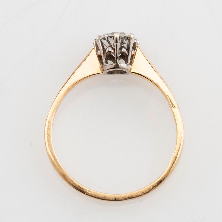 Solitaire ring in 18K rose and white gold with a round brilliant-cut diamond, Per-G Forslund Malmö 1986.