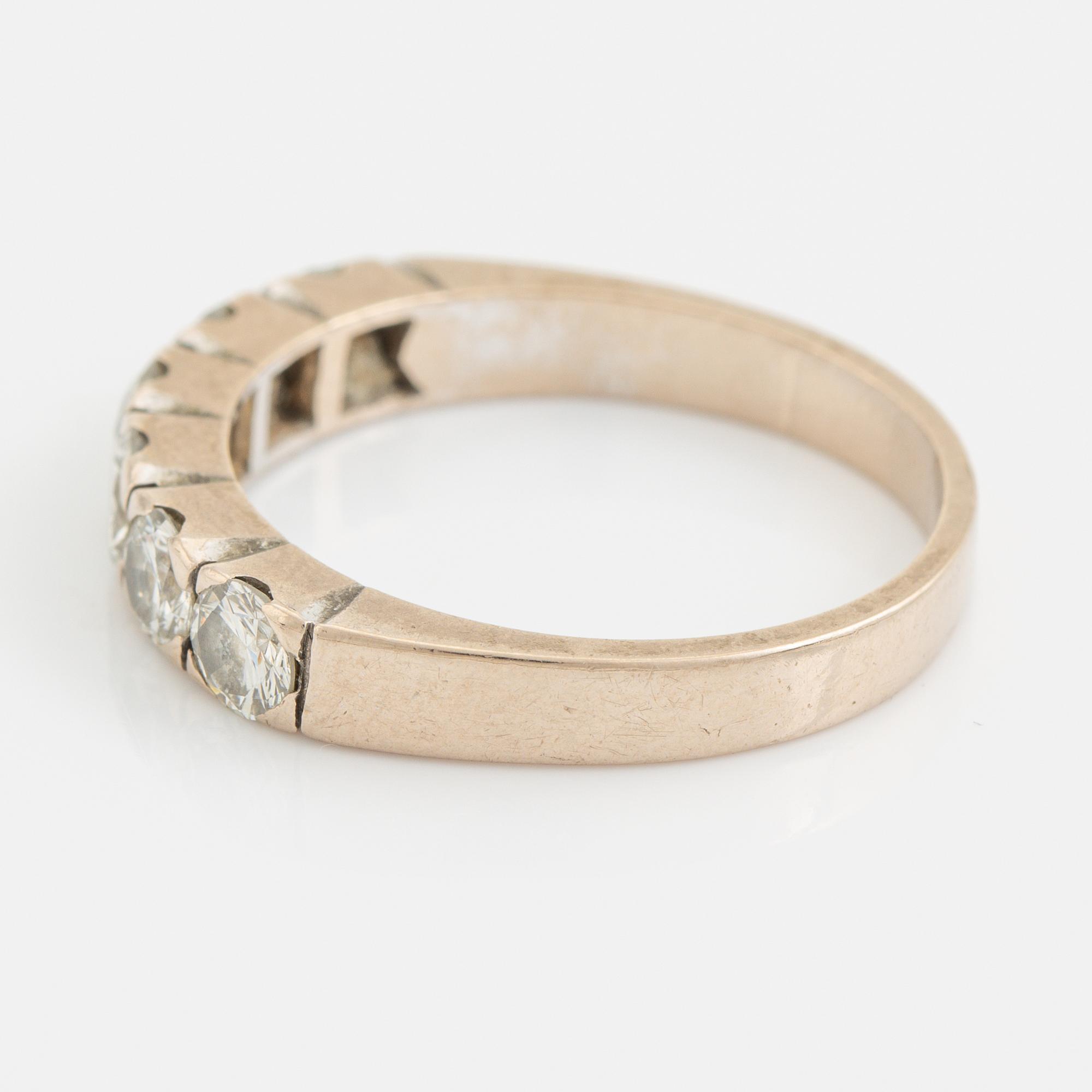 Ring, halvallians vitguld med briljantslipade diamanter.