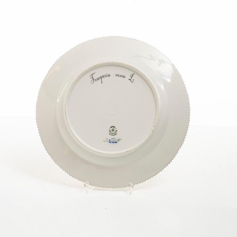 A set of five Royal Copenhagen 'Flora Danica' dinner plates, Denmark, 20th century.