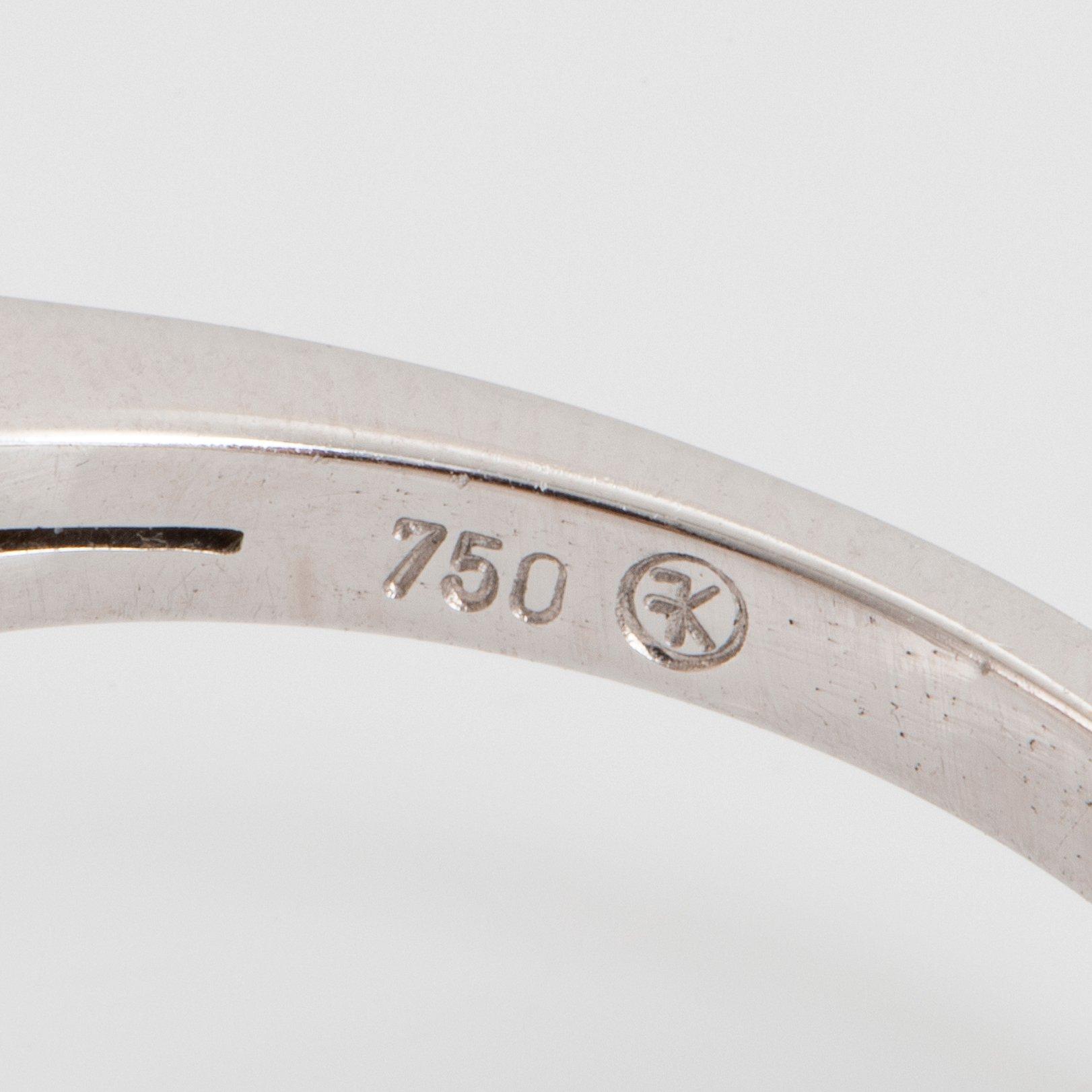 Ring 18K vitguld med en cushionformad fasettslipad rubin 2.52 ct enligt medföljande Gübelincertifikat.