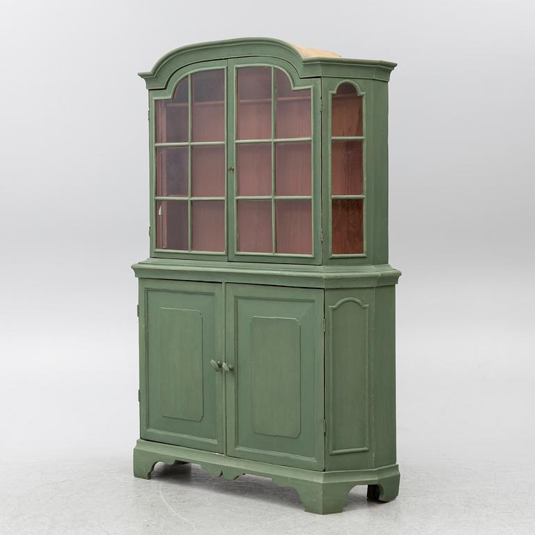 A display cabinet, 19th century.