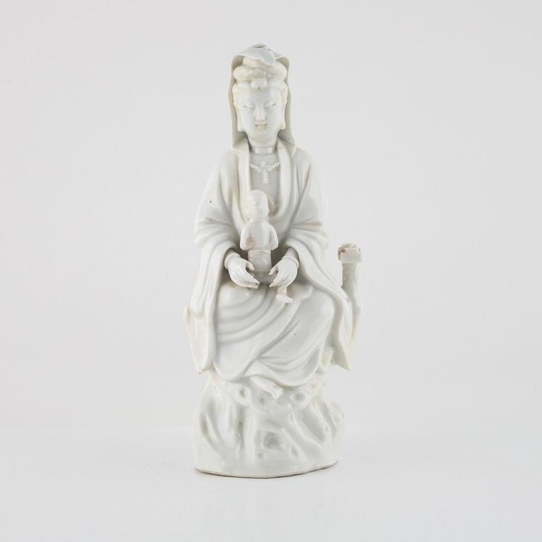 A blanc de Chine figure of Guanyin, late Qing/around 1900.