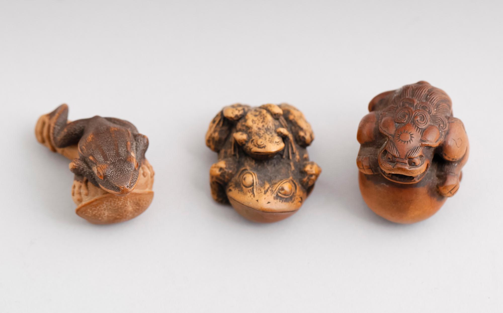 NETSUKES, 3 st, skuret trä, Japan, 2 signerade, Meji (1868-1912).