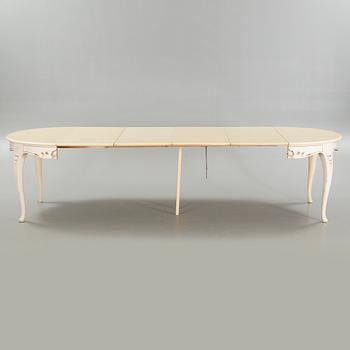 MATGRUPP, 13 snarlika delar, rokokostil, omkring 1900-talets mitt.