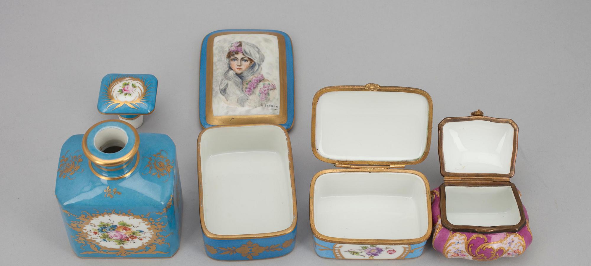 FLASKA samt ASKAR, 3 st, porslin, rokokostil, möjligen Frankrike 1900-tal.