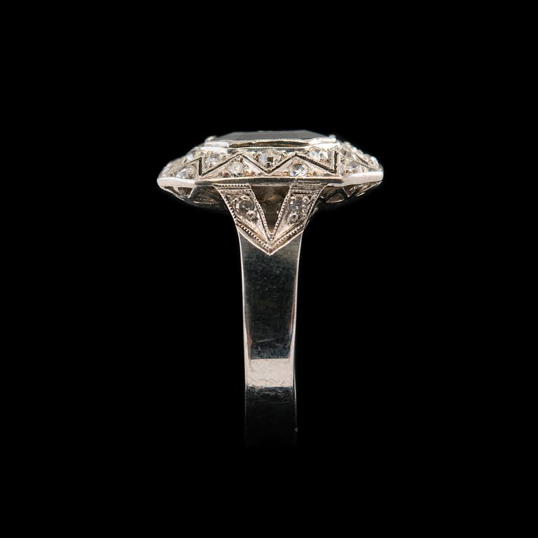 A RING, untreated sapphire c. 2.90 ct, 8/8 cut diamonds c. 0.40 ct. 18K white gold. Size 17,5. Weight 6,4 g.