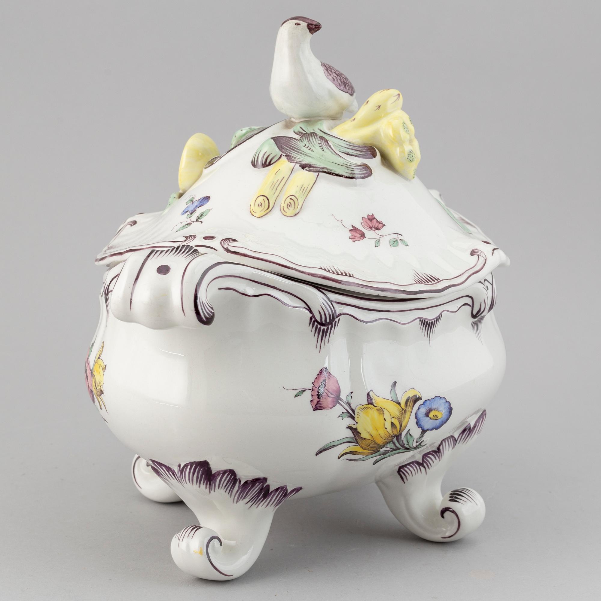 RÖRSTRAND, a creamware tureen with cover "Rörstrandia", mid 20th century.