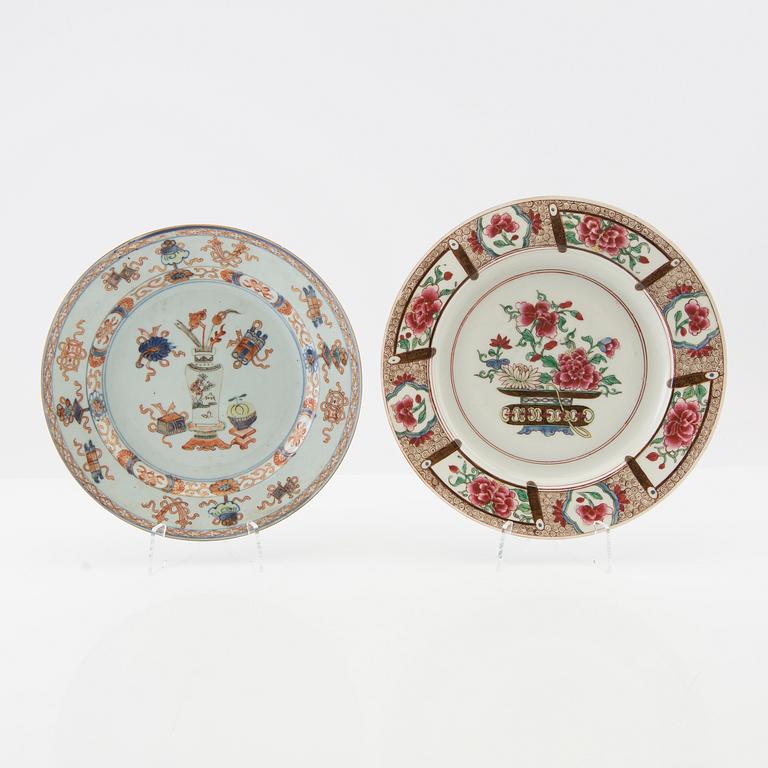 Tallrikar 2 st Kangxi (1662-1722) och Yongzheng (1723-35) porslin.