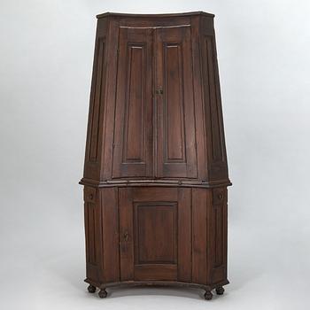 A 18th/19th century two parts corner cabinet.