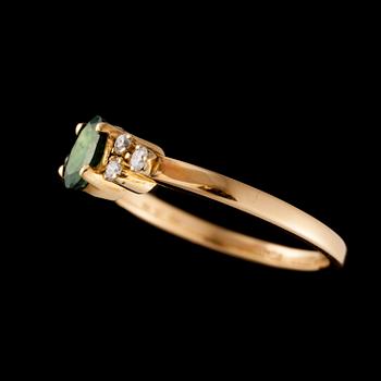 RING, 18K guld, fasettslipad zavorit, 6 diamanter, tot. 0,09 ct. Finska importstämplar. Vikt 3,1 g.