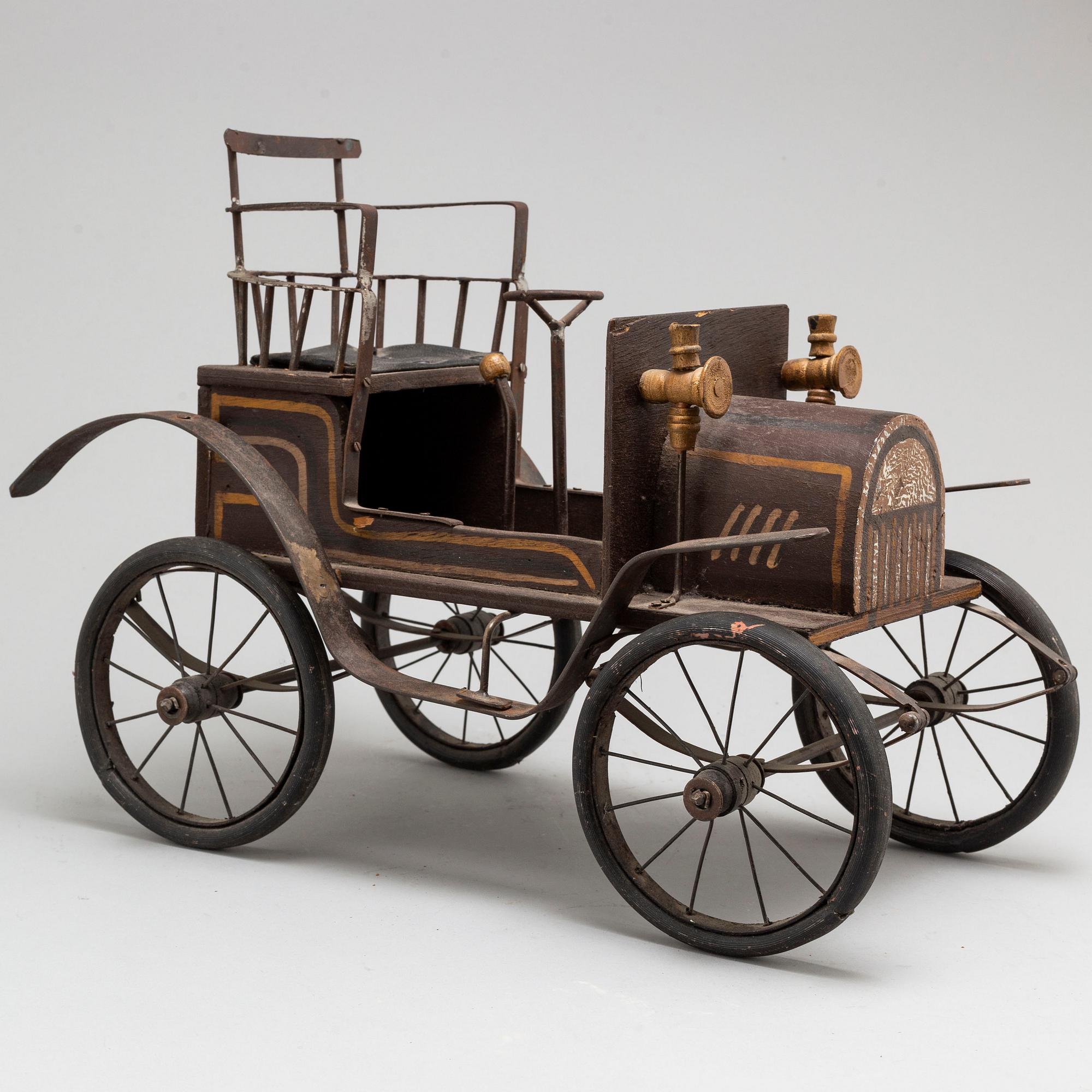 A model of a car from the early 20th century.