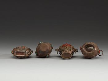 SNUSFLASKOR, fyra stycken, försilvrad tenn, korall och turkoser. Tibet omkring 1900.