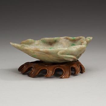 A nephrite lotus leaf shaped brush washer, late Qing dynasty (1644-1912).