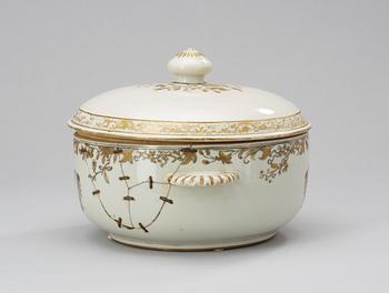 A grisailles armorial tureen with cover, Qing dynasty, Qianlong (1736-95).