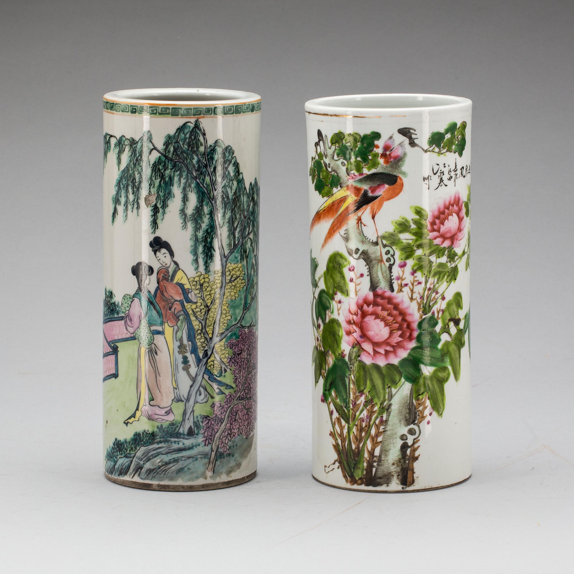 PENSELVASER, 2 st, porslin, Kina, 1900-tal och modern tillverkning.