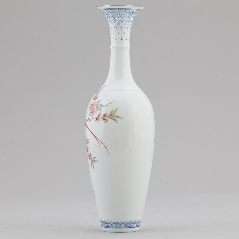 A Chinese eggshell porcelain vase, second half of the 20th century.