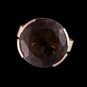 RING, 14K guld, rökkvarts. Juhani Hemmo Reivonen 1963, Åbo. Vikt ca 6,4 g.
