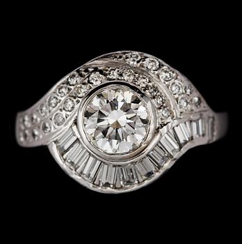 A brilliant cut diamond ring, app. 0.95-1 ct and smaller diamonds, tot. app. 0.60 ct.