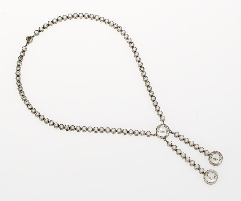 COLLIER, oädel metall med fasetterade glasstenar.