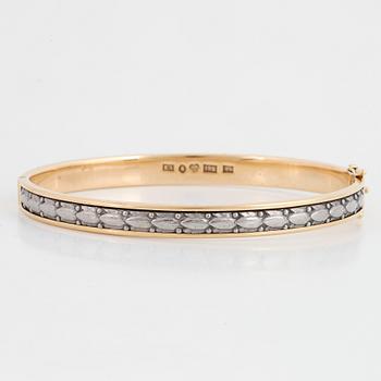 An 18K gold bangle.