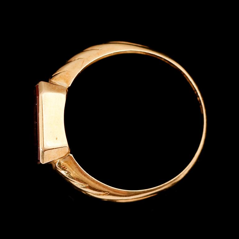 RING, 18 k, guld, med carneol, GHO, 1973. Total vikt ca 5 g.