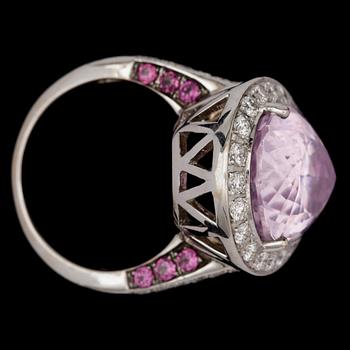 RING, 18k vitguld, kunzit ca13,41ct, diamanter tot ca1,03ct, rosa safirer tot ca0,52ct. Vikt 12,3g.