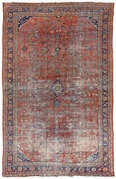 An antique/semi-antique Sarouk / Mahal carpet, c. 505 x 320 cm.