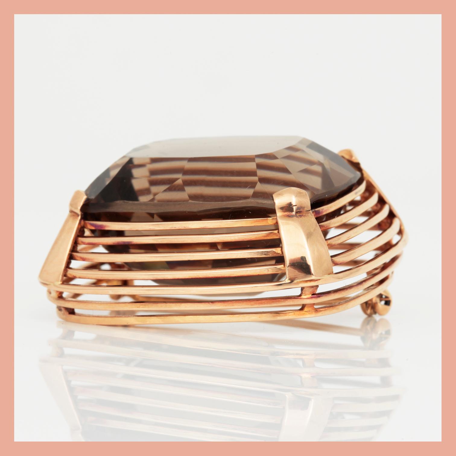 BROSCH, 18K roséguld med blandslipad rökkvarts, ca 66 ct, Håbes Ateljé, Göteborg, 1965. Total vikt ca 33,21 g.