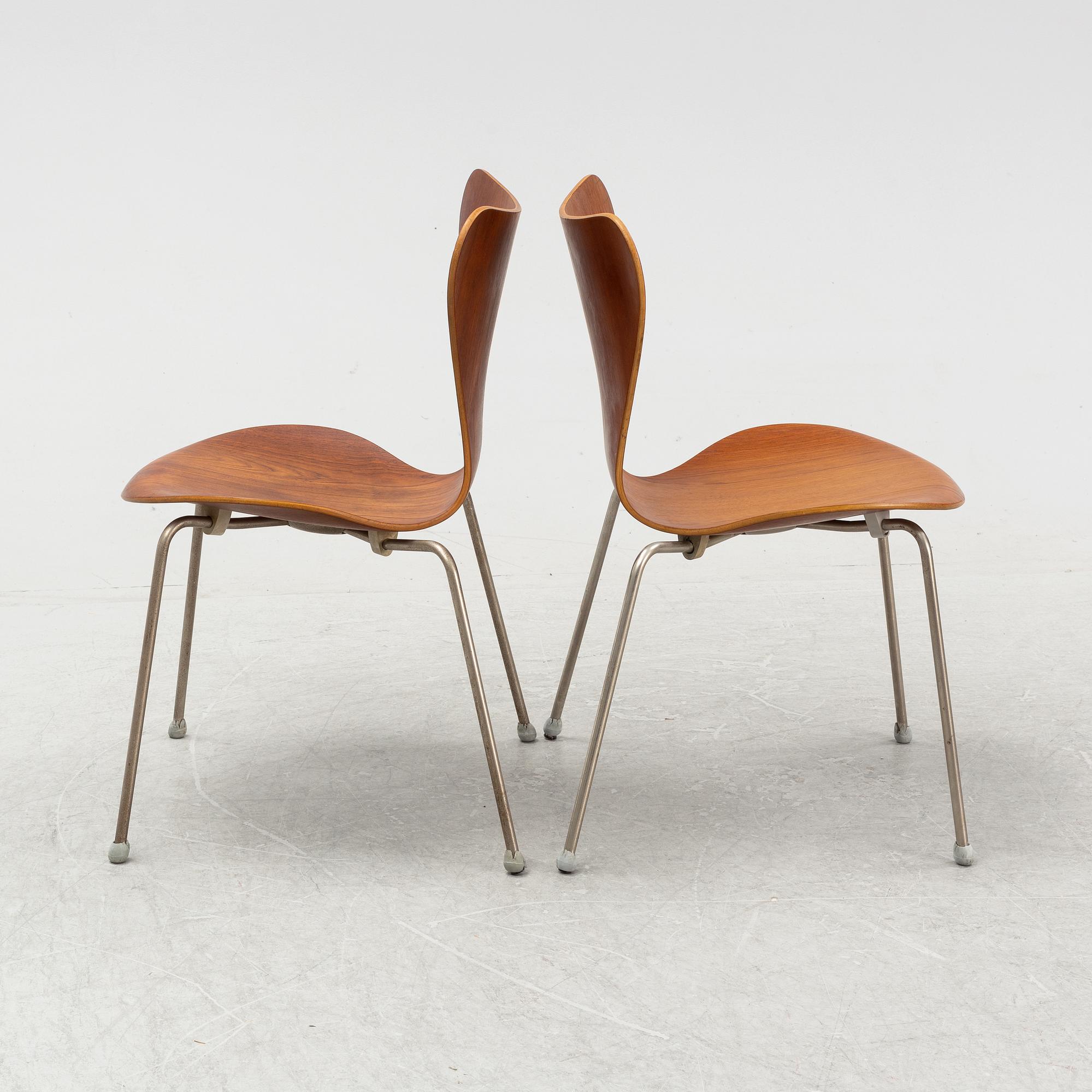 Arne Jacobsen, a pair of 'Sjuan' chairs, Fritz Hansen, 1960's.