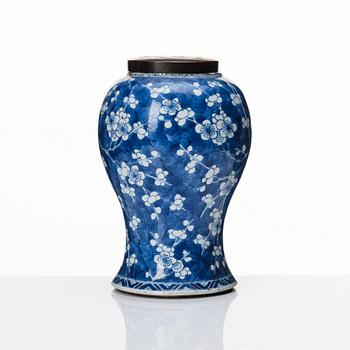 A blue and white Chinese vase, Qing dynasty, Kangxi (1662-1722).